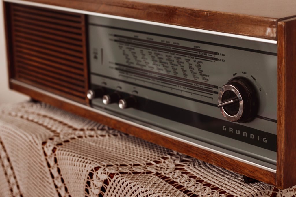 Radio vintage illustrant la découverte de musique libre de droit