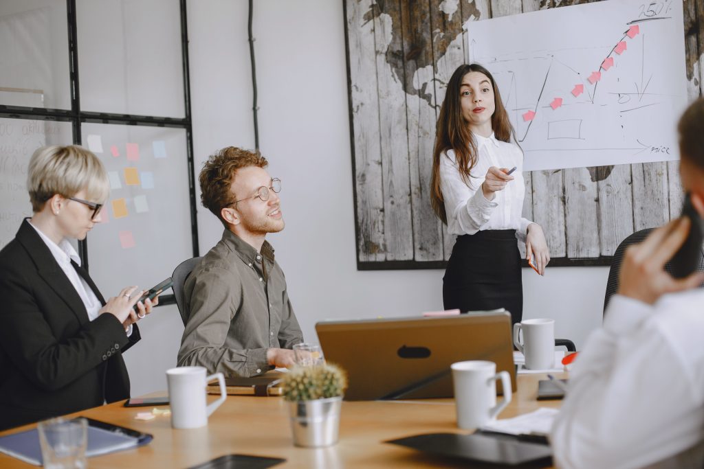 Équipe professionnelle en réunion autour d’un projet client