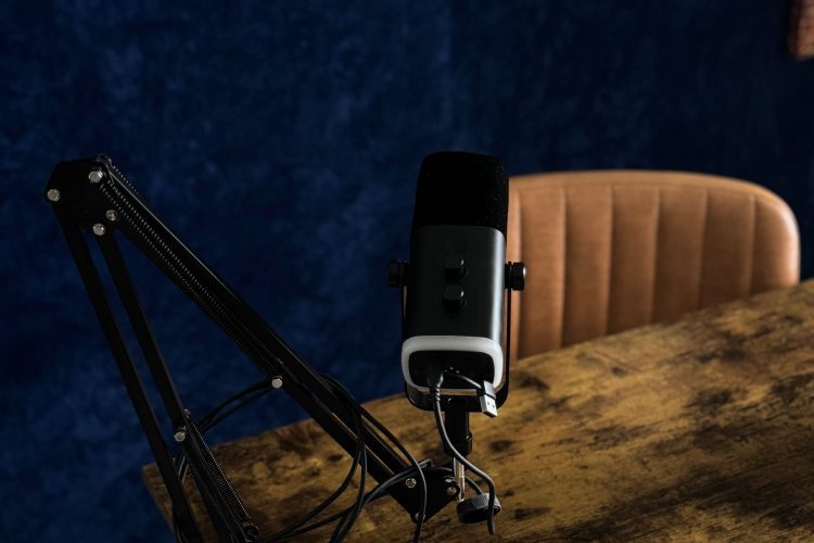 Microphone professionnel dans un studio audio