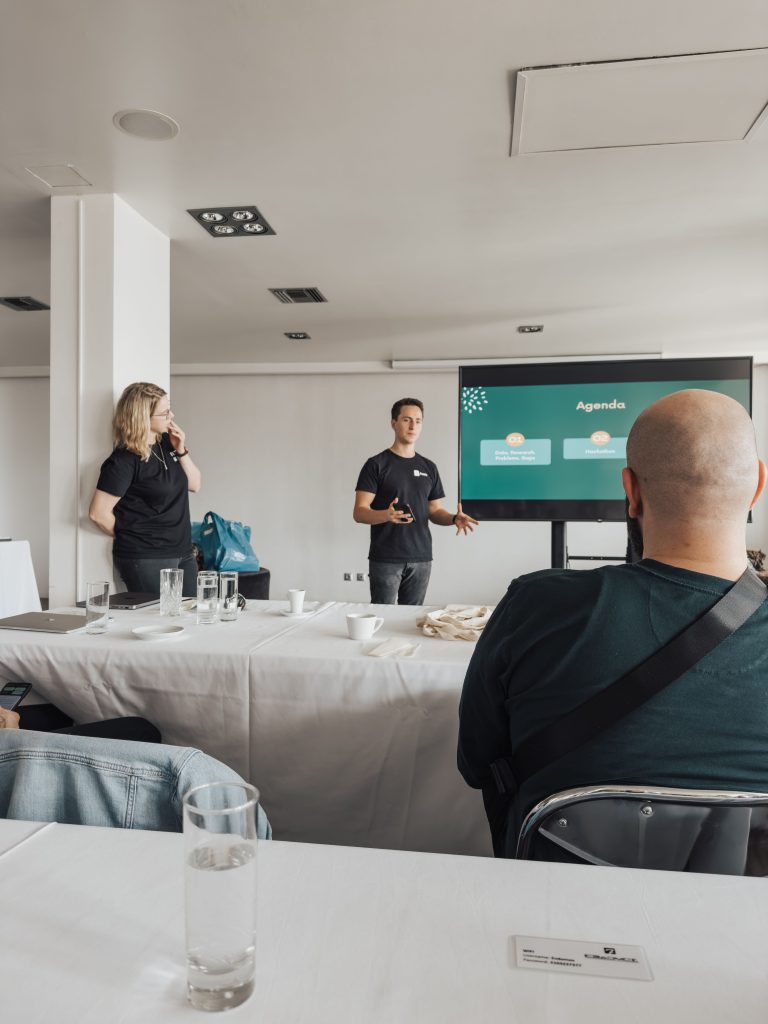 Présentation professionnelle devant un groupe