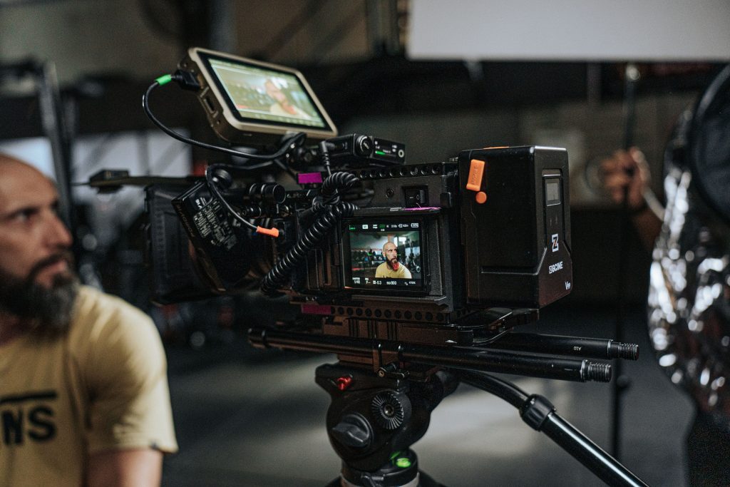 Caméra professionnelle sur un plateau de tournage