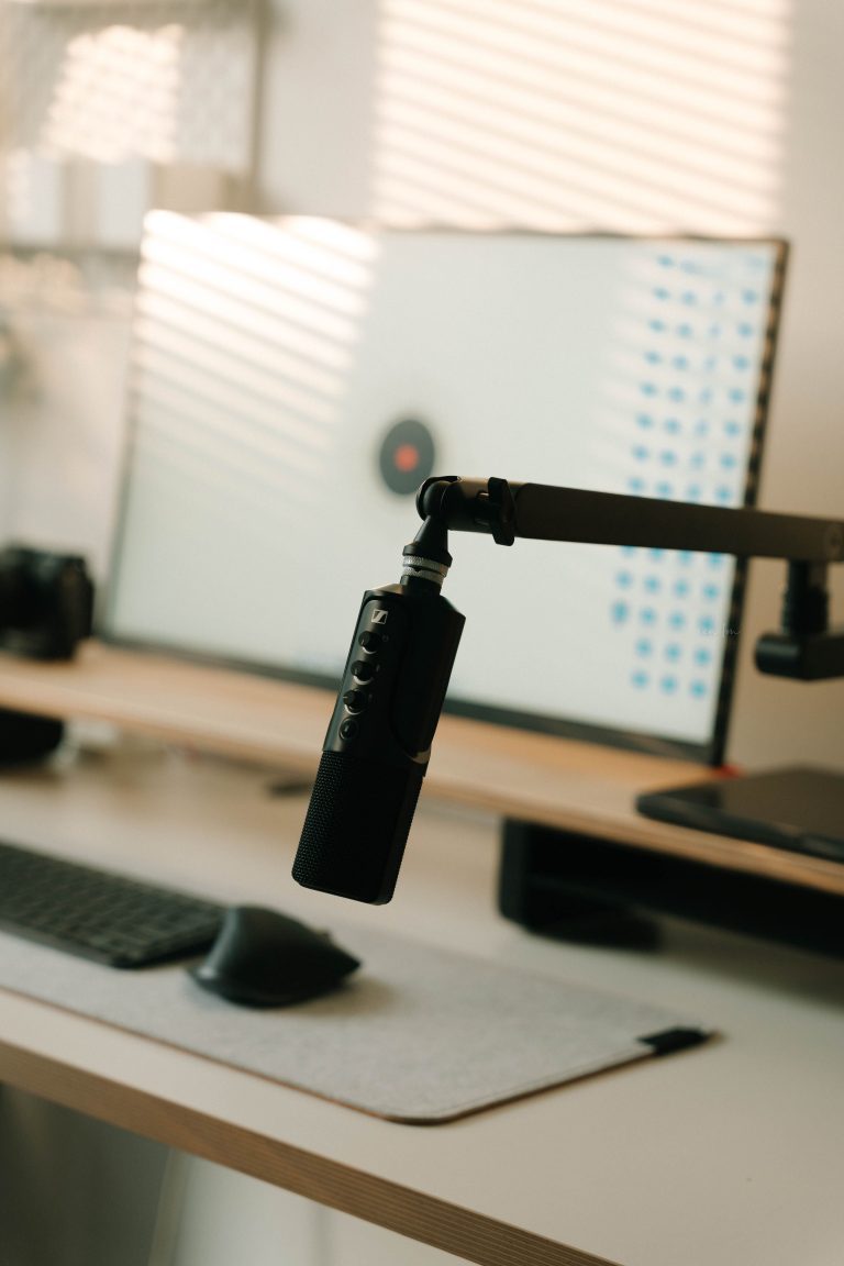Microphone de studio devant un ordinateur