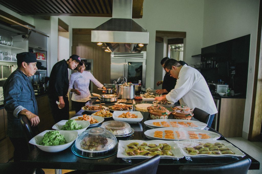 Chefs préparant des plats dans une cuisine