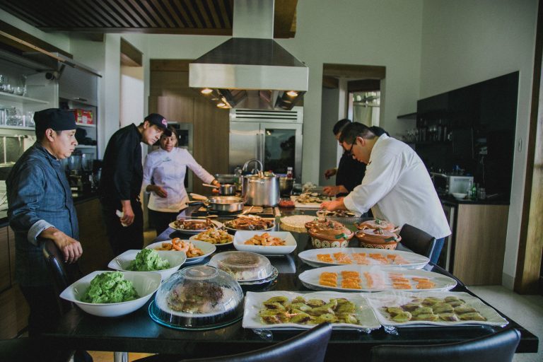Chefs préparant des plats dans une cuisine