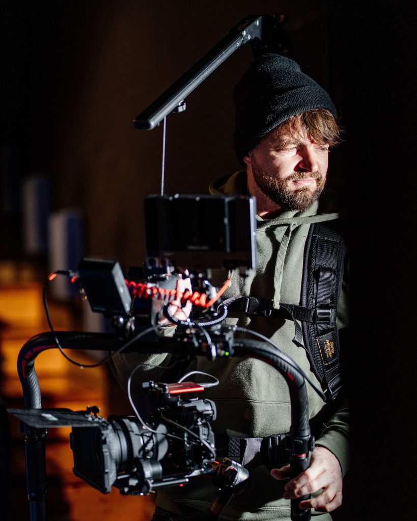 Caméraman professionnel utilisant une caméra de tournage