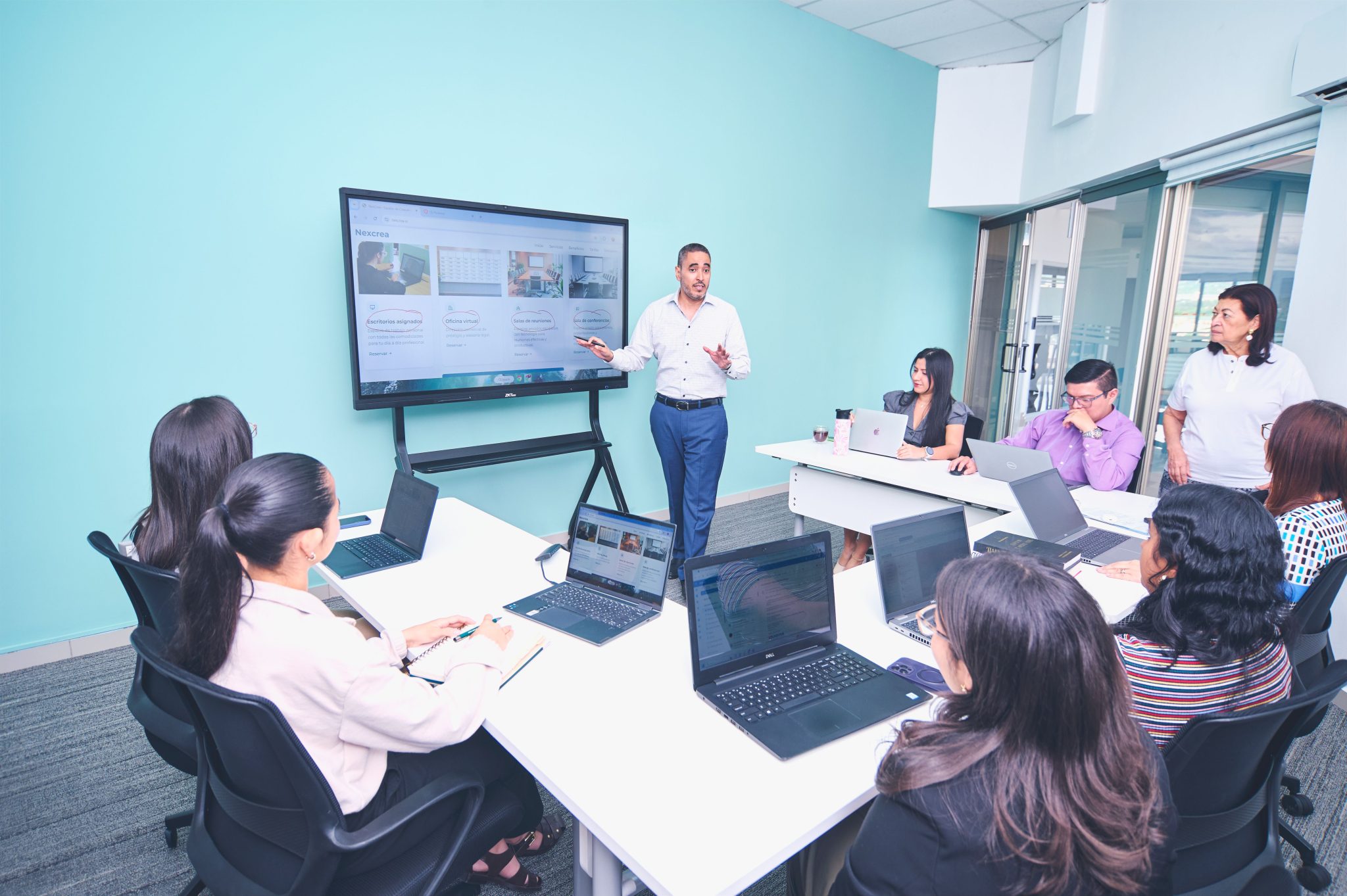 Équipe en présentation dans un bureau moderne