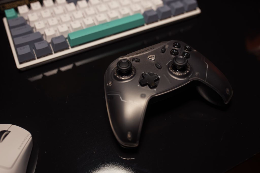 Manette de jeu vidéo sur un bureau avec clavier