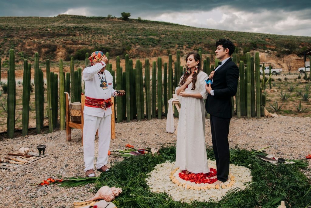 Couple pendant une cérémonie de mariage