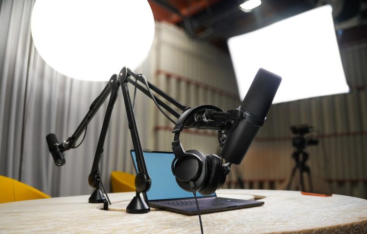 Studio de podcast professionnel avec microphone et casque