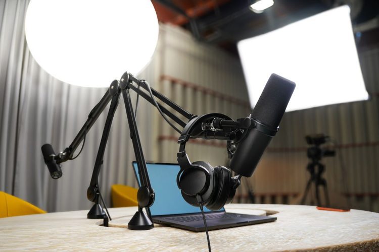 Studio de podcast professionnel avec microphone et casque