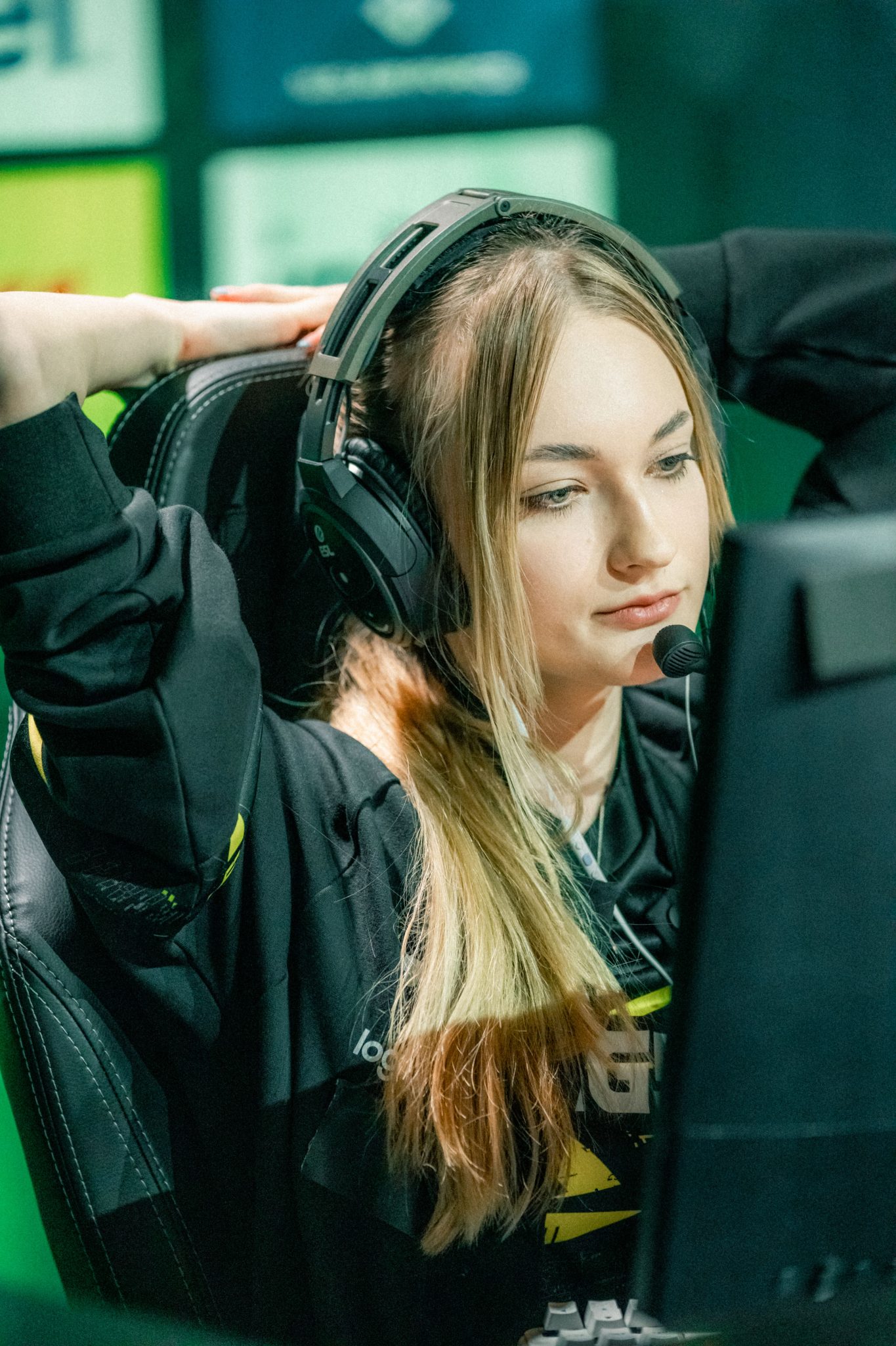 Streameuse avec casque devant un écran de jeu