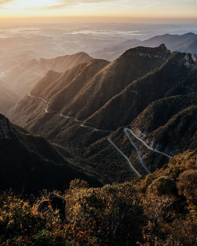 Paysage montagneux vu depuis les airs pour une vidéo de voyage