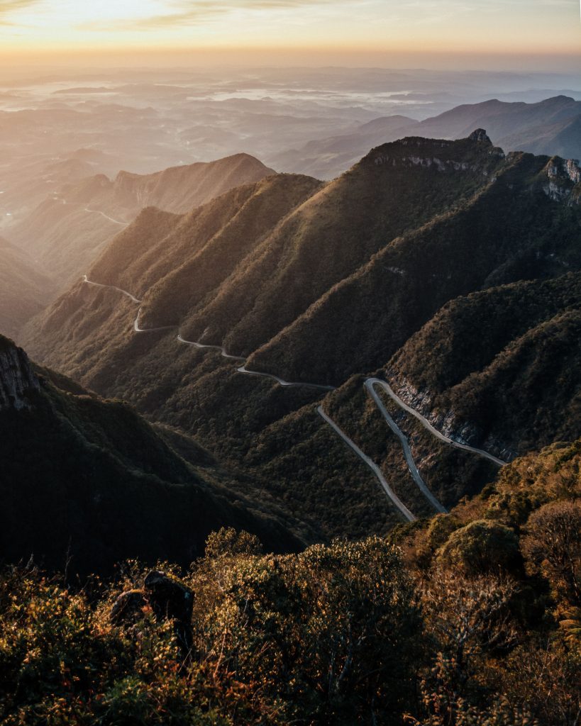Paysage montagneux vu depuis les airs pour une vidéo de voyage