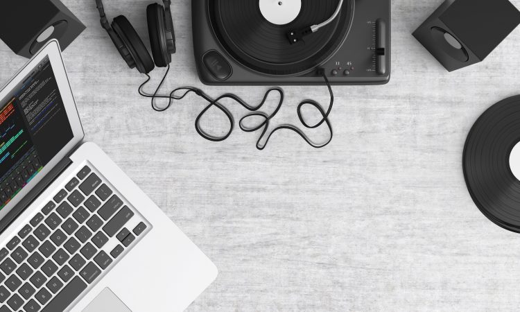 Studio de production musicale pour illustrer un guide sur la musique libre de droit