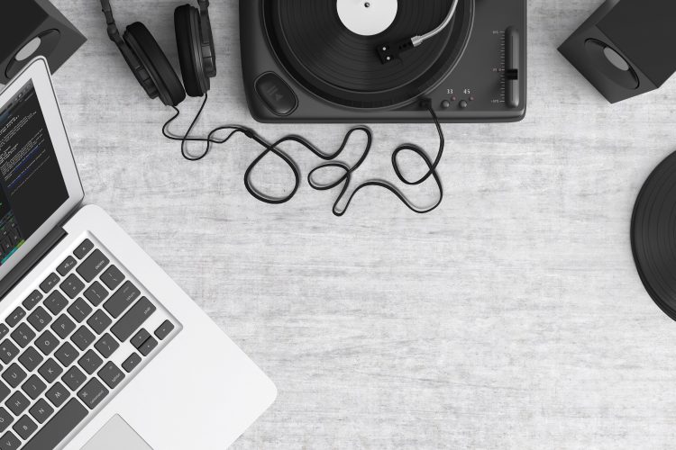 Studio de production musicale pour illustrer un guide sur la musique libre de droit