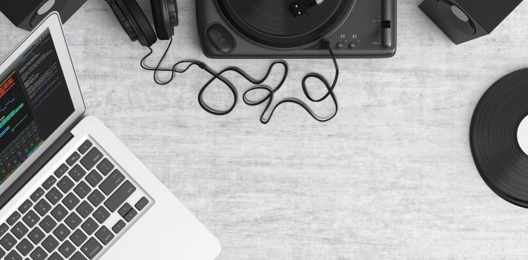 Studio de production musicale pour illustrer un guide sur la musique libre de droit