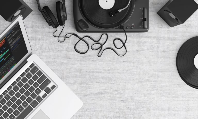 Studio de production musicale pour illustrer un guide sur la musique libre de droit
