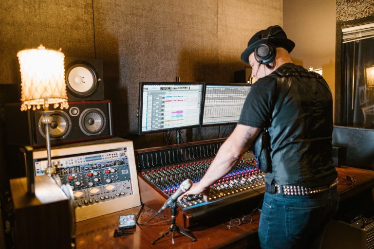 Studio audio illustrant la radio musique libre de droit MLDD