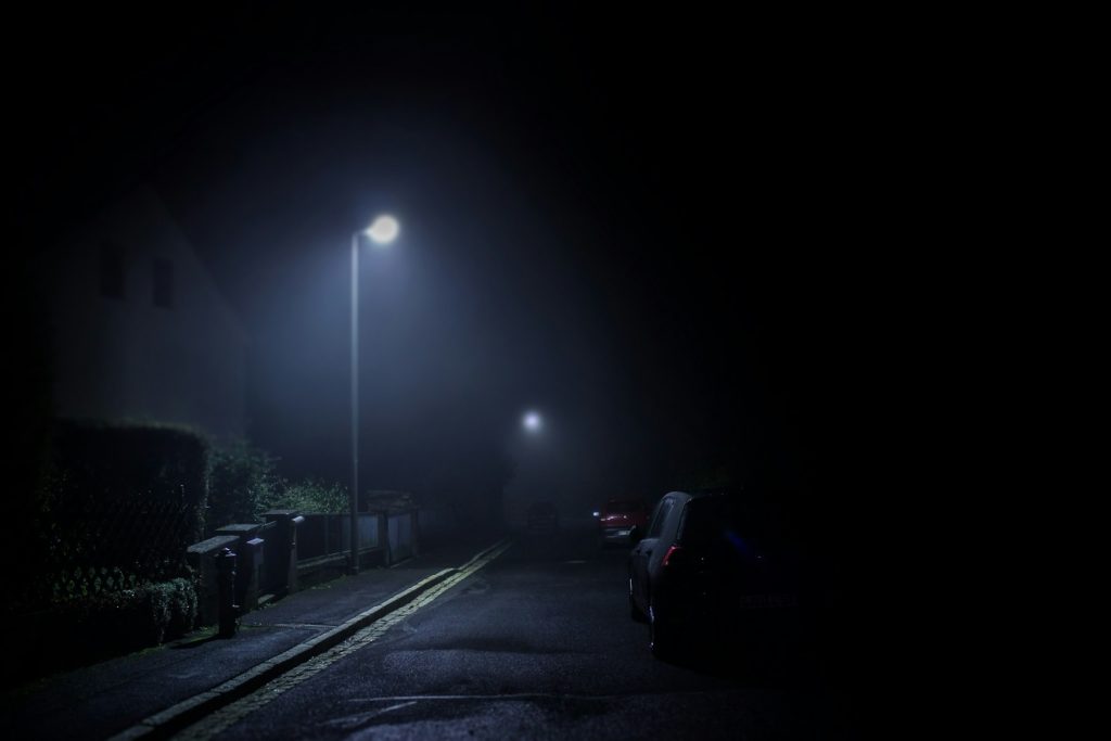 Rue brumeuse de nuit pour une ambiance de suspense