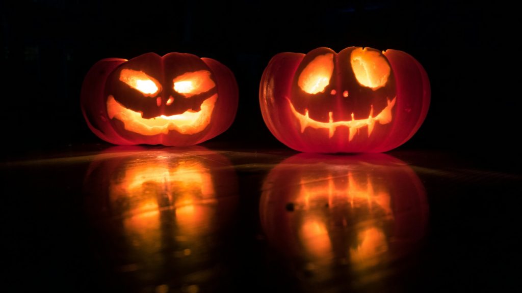Citrouille Halloween éclairée dans l'obscurité