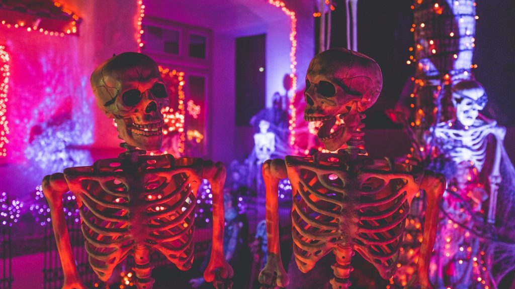Décoration Halloween avec deux squelettes