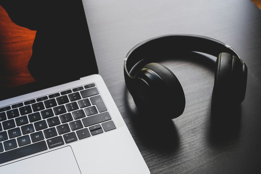 Casque audio dans une ambiance sombre