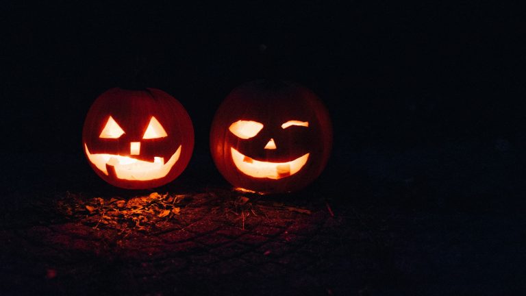 Citrouilles Halloween éclairées de nuit