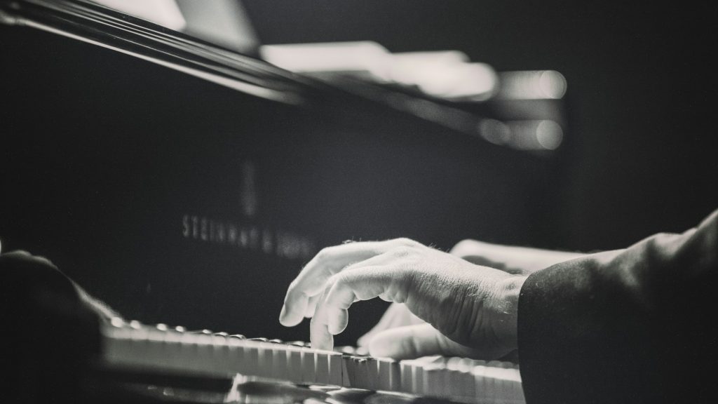 Pianiste jouant dans une ambiance sombre