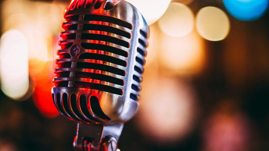Microphone de studio éclairé dans une ambiance sombre