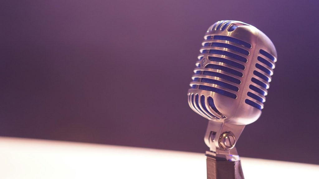 Microphone vintage sur fond sombre
