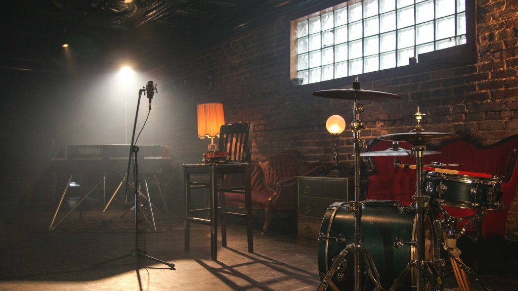 Studio de musique avec instruments et éclairage sombre