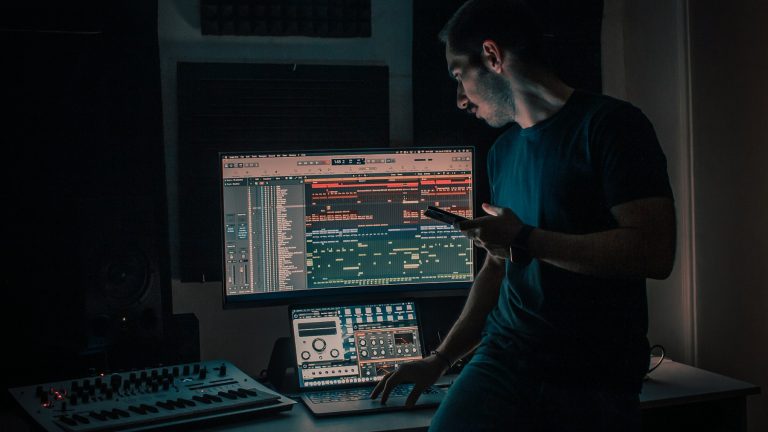 Producteur dans un studio de musique sombre