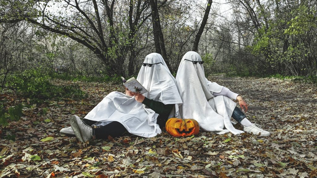 Trois personnes déguisées en fantômes pour Halloween