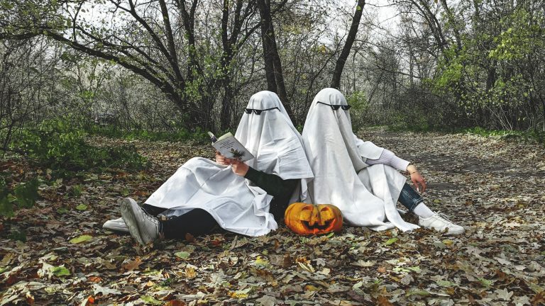 Trois personnes déguisées en fantômes pour Halloween