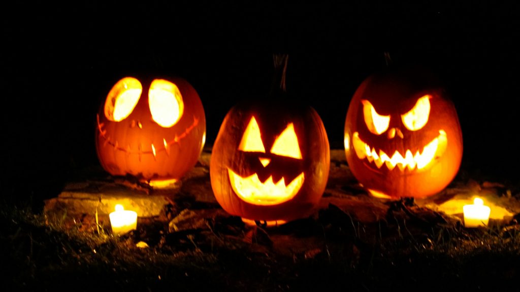 Citrouille Halloween sculptée sur des feuilles d'automne