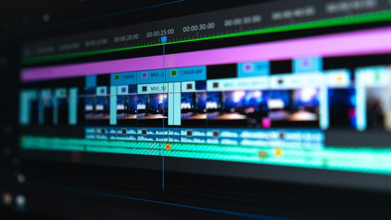 Timeline de montage vidéo sur un écran sombre